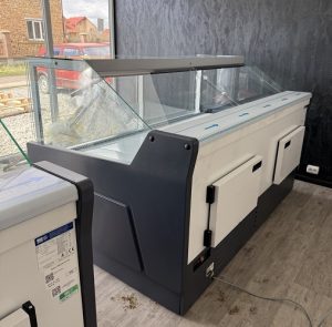 кубічна холодильна вітрини