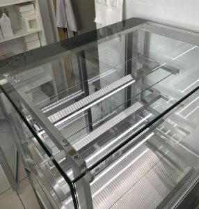 кондитерська вітрина в кафе