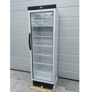 шафа з скляними дверима